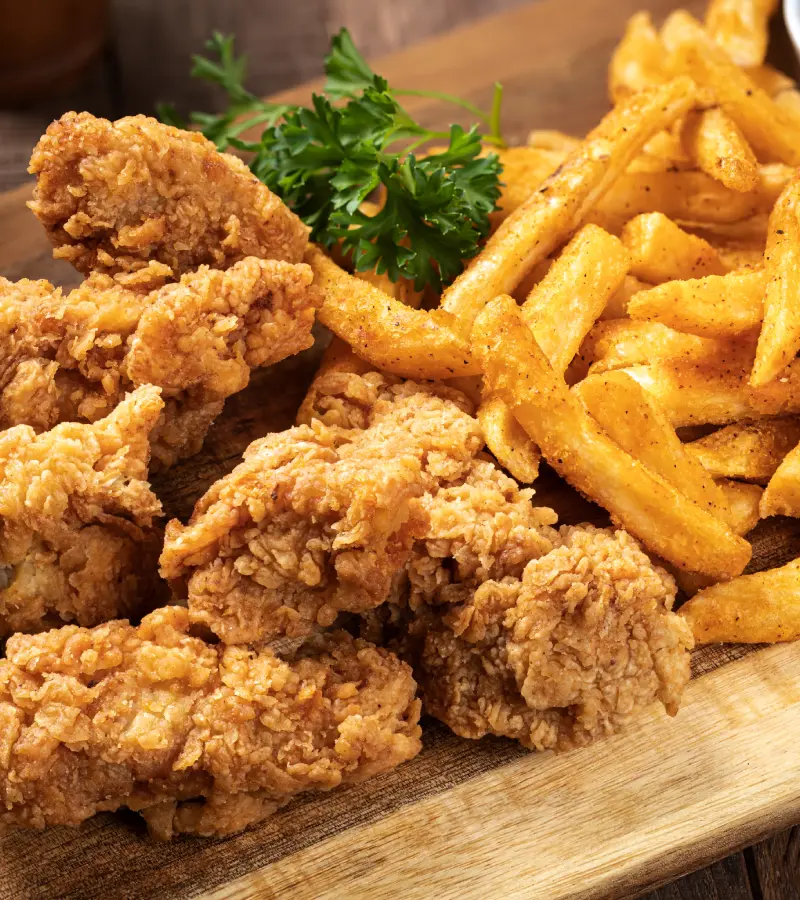 Poulet frit et frites sur planche