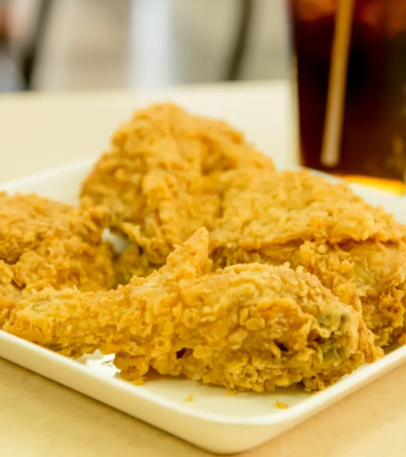Assiette de poulet frit