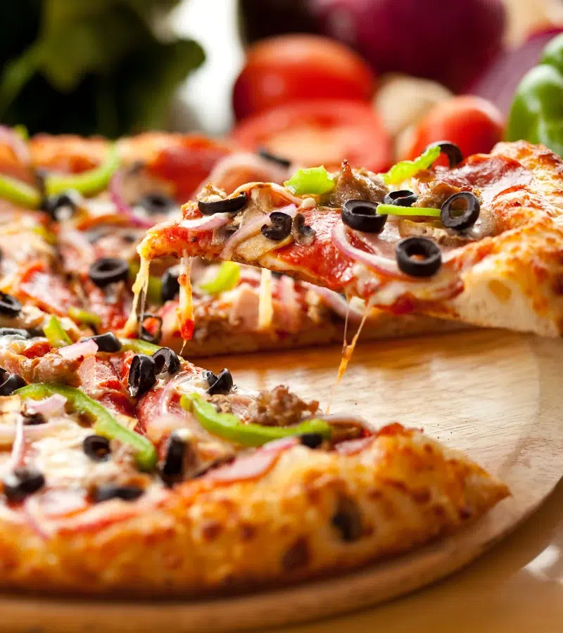 Pizza garnie avec olives et poivrons