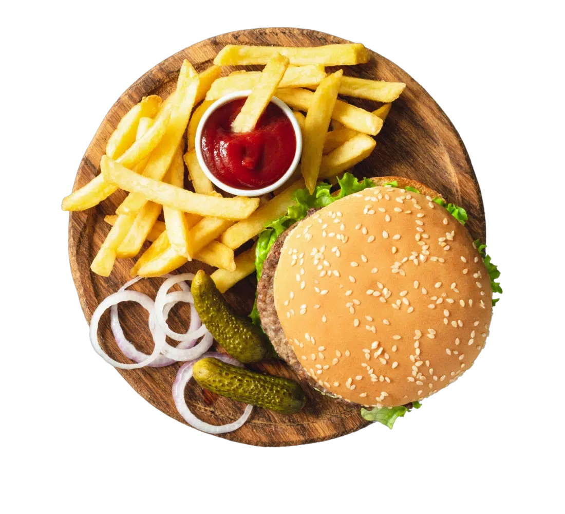 Burger, frites et cornichons sur planche