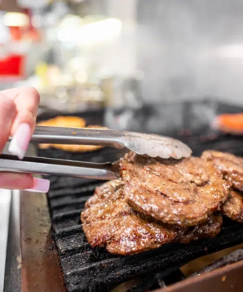 Cuisson de steaks sur un gril